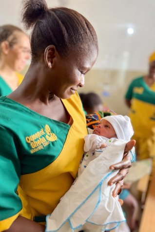 Eerste baby geboren in Queen of Sheba Maternity Clinic